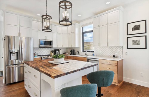 Eureka Cottage | Modern Eureka Getaway 1 Mi to Main St!