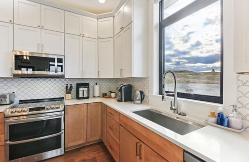 Eureka Cottage | Modern Eureka Getaway 1 Mi to Main St!