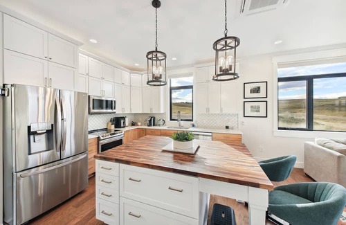 Eureka Cottage | Modern Eureka Getaway 1 Mi to Main St!