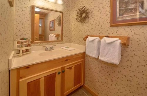Gatlinburg - Pigeon Forge Cabin | Wrap Around the Son- Pool Table, Ping Pong Table, & Fire-pit