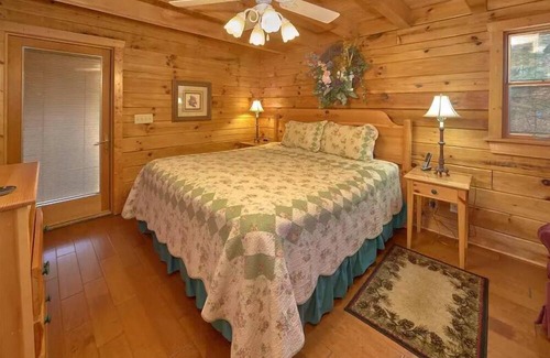 Gatlinburg - Pigeon Forge Cabin | Wrap Around the Son- Pool Table, Ping Pong Table, & Fire-pit