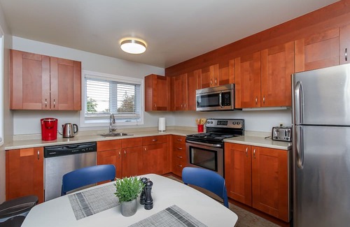 Ottawa Division Apartment | Perfect location 2 bed with Parking and wifi