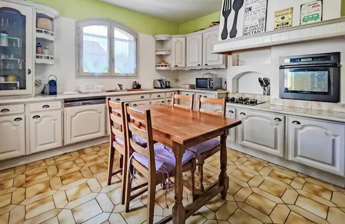 La Courneuve House | Large and family vacation home in a great location to discover Paris.