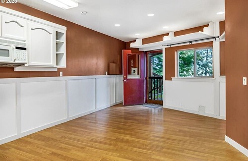 Ashland House | Monthly Single family house just blocks to Ashland's downtown