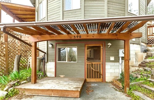 Ashland House | Monthly Single family house just blocks to Ashland's downtown