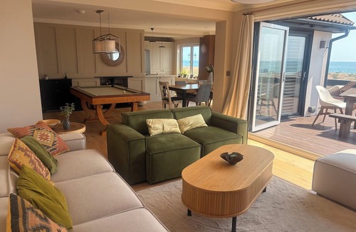 Southsea Villa | Stunning Beach Villa with Indoor Pool and Jacuzzi!