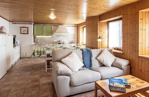 Lateis Apartment | An elegant and cozy retreat for your lake getaway