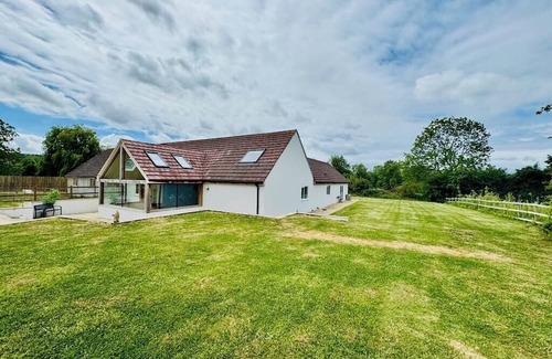 Hawkesbury Villa | The Kennels - LUXE Collection by Maison Pro