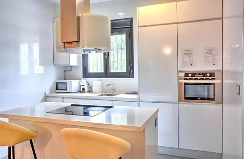 Ciudad Jardin Apartment | Apartment 'Gran Plaza Luminoso' with Balcony, Wi-Fi and Air Conditioning