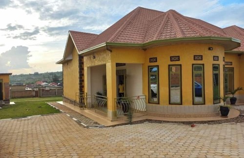 Kinazi House | Itangiriro by Iwacu Stays – 4BR Nyamata Home