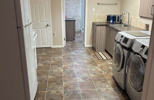 St. Albert House | Beautiful Suite with Fenced yard + in suite Kitchen and Laundry