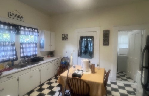 Fitzgerald House | 3 bedroom home in downtown Fitzgerald. Nice quiet neighborhood. Fenced backyard