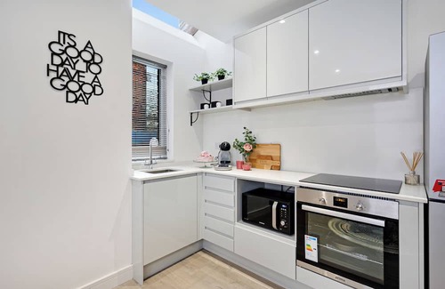 Offerton House | Modern family home, 2BR, Sofa bed, 3BA, sleeps 6