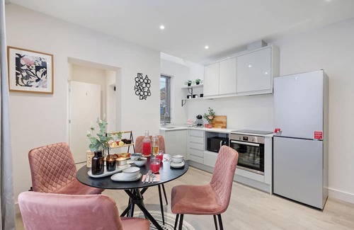Offerton House | Modern family home, 2BR, Sofa bed, 3BA, sleeps 6
