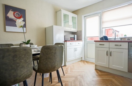 Livingston House | Cosy Modern House in Livingston