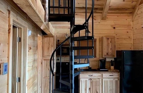 Scio Cabin | Modern Spacious Cabin with Jacuzzi and Panoramic Views in Ohio