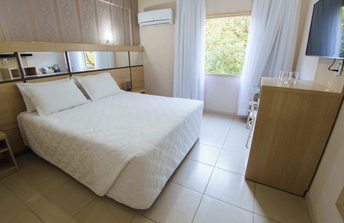 Foz do Iguacu City Centre Hotel | Lovebirds’ Hideaway-Explore Together: Spacious Double Room Near Attractions
