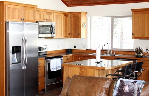 West Glacier Cabin | Mountain View Cabin with Deck, Jacuzzi and Ping Pong Table in Montana