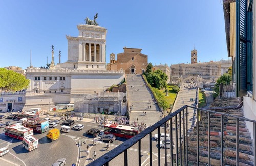 Campitelli Apartment | Luxury Dolce Vita Dream Ara Coeli Escape