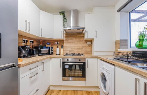 Whitchurch House | Samantha Suite | City 2BR Bungalow Free Parking Garden & WIFI