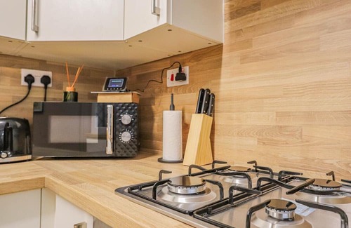 Whitchurch House | Samantha Suite | City 2BR Bungalow Free Parking Garden & WIFI