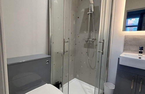 Bootle House | R1 - Ensuite Double Room near Liverpool