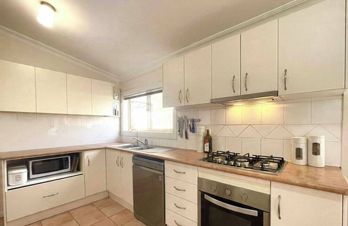 Greenacres House | Greenacres Lodge | 2BR, WIFI, Easy CBD&shops Access,private yards and parking