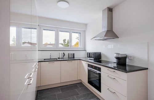 Dietikon District Apartment | Blueground | Dietikon, balcony, nr Lindenplatz