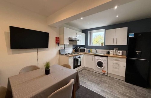 Rusholme Apartment | Casa Cove 2BR Flat Free Parking, 5 min to Hospital
