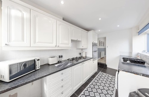 Swanscombe House | Family & Contractor Friendly 2-Bed House w/Garden Near Ebbsfleet. & Bluewater