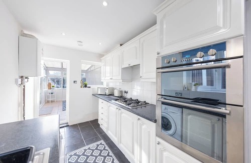 Swanscombe House | Family & Contractor Friendly 2-Bed House w/Garden Near Ebbsfleet. & Bluewater