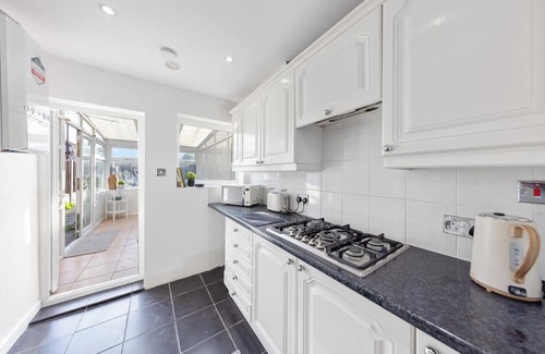Swanscombe House | Family & Contractor Friendly 2-Bed House w/Garden Near Ebbsfleet. & Bluewater