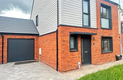 Wolverhampton House | 4 Bed House - Sleeps 7 - Pets - Parking - Wifi