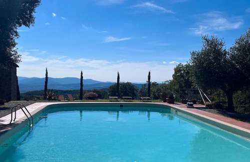 Massa Marittima Apartment | 'Ficaiola' Room with Shared Pool and Garden