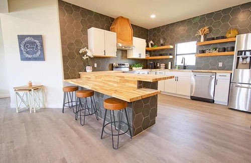 Saint Jo House | North Texas Hill Country Retreat, Stylish & Spacious 4BR Home