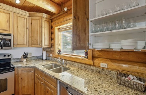 Coalville Cabin | Aspen Creek Cabin | Pool | Hot Tub | Snowmobiling