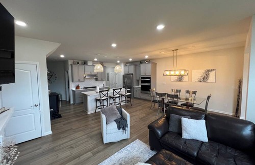 Milford Condo | LUXURY Comfy Condo in Charming Milford