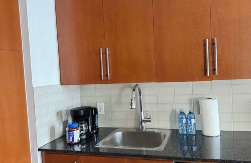Downtown Mississauga Condo | Modern 1-Bed Condo Near Square One, Pearson & Downtown Toronto – Free Parking