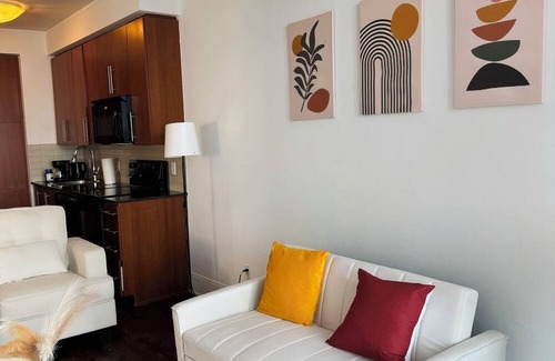 Downtown Mississauga Condo | Modern 1-Bed Condo Near Square One, Pearson & Downtown Toronto – Free Parking