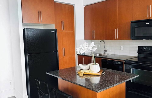Downtown Mississauga Condo | Modern 1-Bed Condo Near Square One, Pearson & Downtown Toronto – Free Parking