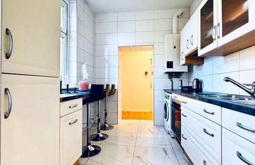 Liesing Apartment | Private Room in 3BR Apt Steps from Kaufpark