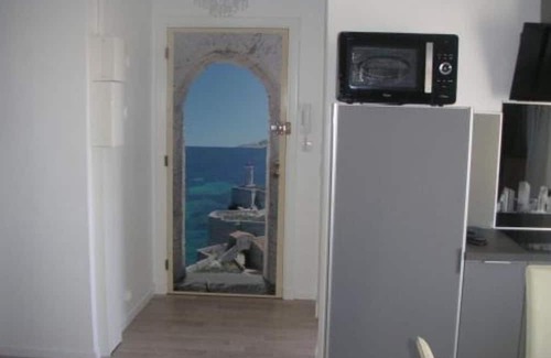Roquebrune-Cap-Martin Apartment | 1 Bedroom Apartment with Security, Sports and Fireplace
