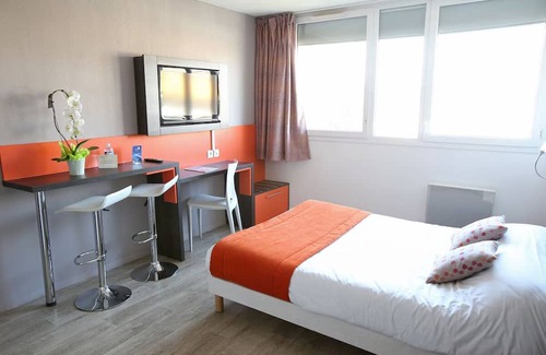 Chevilly-Larue Hotel | Homey Studio: Paid Breakfast & Metro Nearby - Enjoy Parisian Trip!