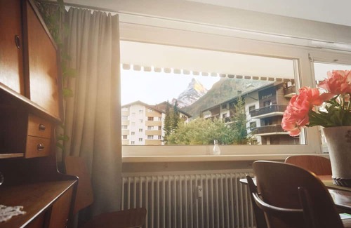 Zermatt Apartment | Haus Kandahar Matterhorn View 1st floor 4 mins ski lift, 5 mins to town centre.