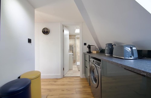 Bowes Apartment | LOFT Studio Flat in North London