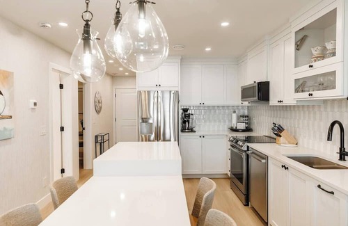 Central Okanagan Apartment | 110 - Lake Haven & Scenic Views - CasaLoma