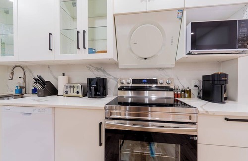 Cote-Des-Neiges—Notre-Dame-De-Grace Apartment | Newly Renovated 3BR/2BA Spacious & Modern