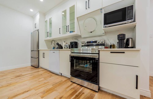 Cote-Des-Neiges—Notre-Dame-De-Grace Apartment | Newly Renovated 3BR/2BA Spacious & Modern
