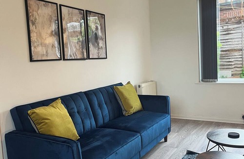 Gosport Apartment | 3-4 BR house | Home from home | front+rear parking