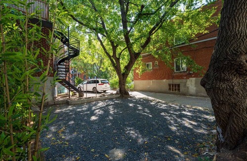 Cote-Des-Neiges—Notre-Dame-De-Grace Apartment | Charming studio w/Patio/parking